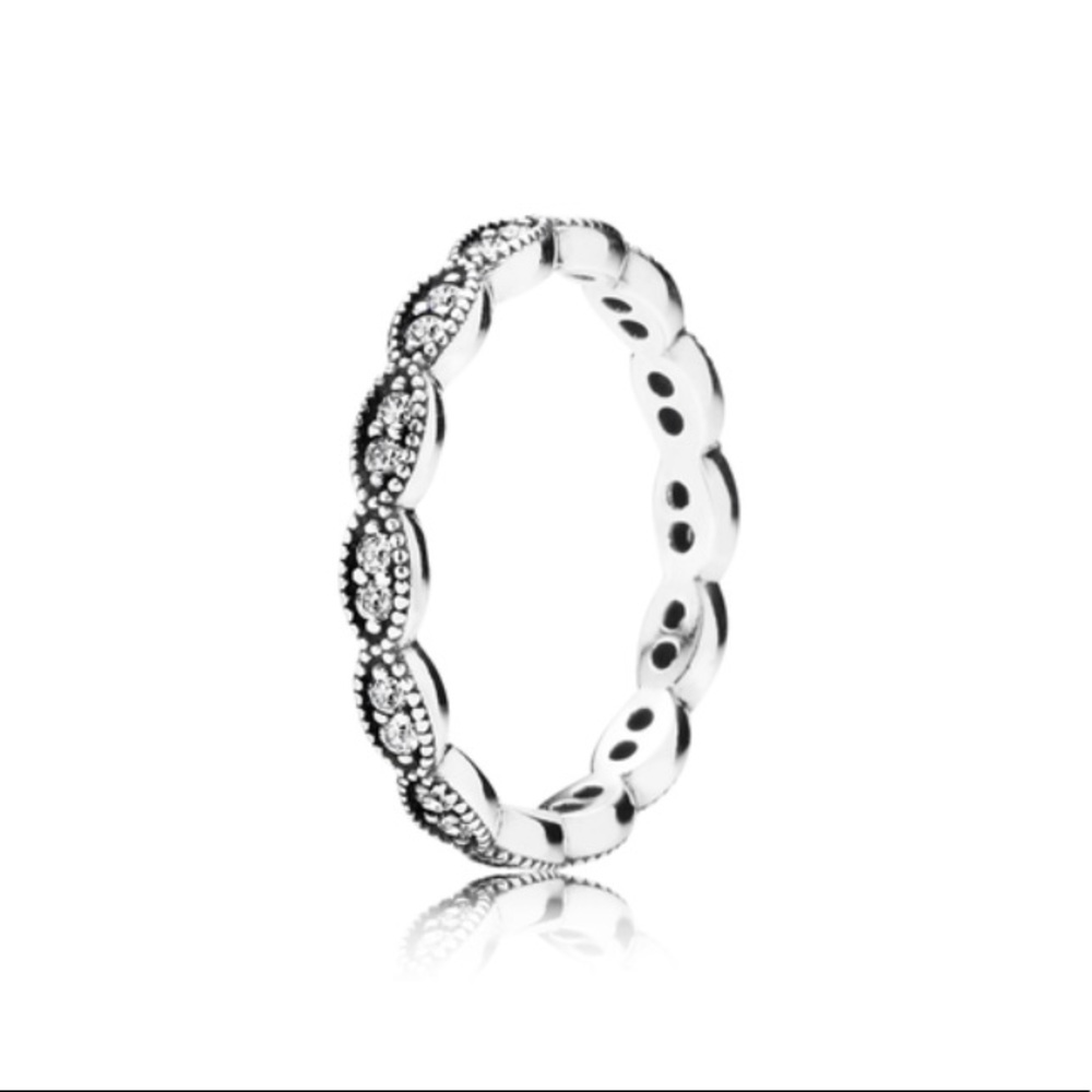 Pandora sparkling leaves ring size 6